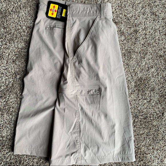 NWT DC Performance Casual Tan shorts. Size 38 - Picture 4 of 5